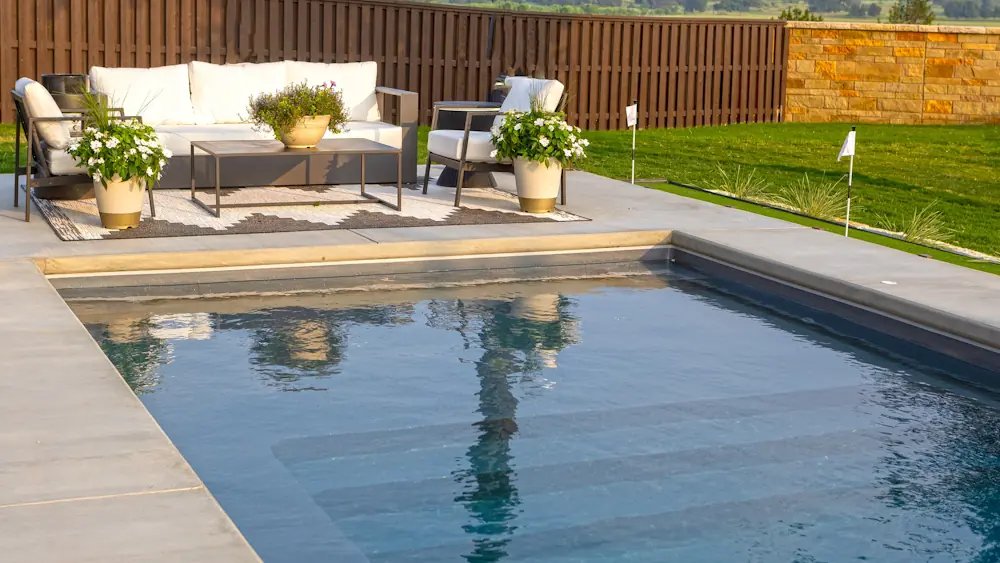 The Ovation 23 in Graphite Grey